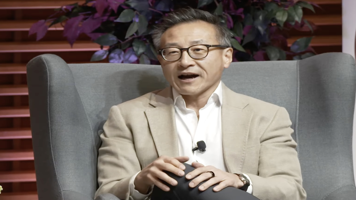Pick co-founders you’d grab a beer with, Alibaba co-founder Joe Tsai tells Gen Z entrepreneurs